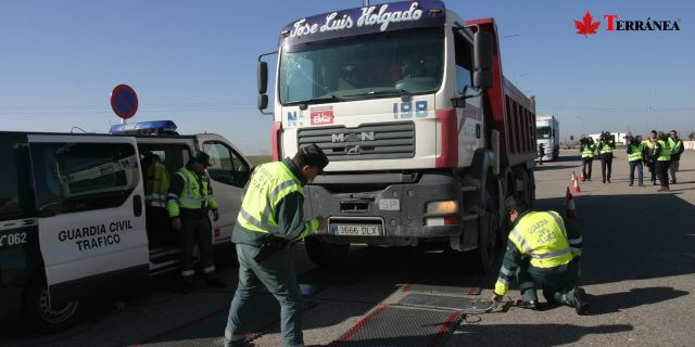 Guardia Civil inspeccionando camión en carretera TERRÁNEA