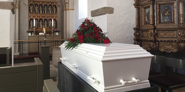Ataúd funeral en una capilla - La bajada del IVA podría producirse por fin en los servicios funerarios, en los que ahora se aplica el 21%