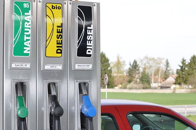 Puedes tener en cuenta diferentes trucos para ahorrar gasolina en el repostaje.