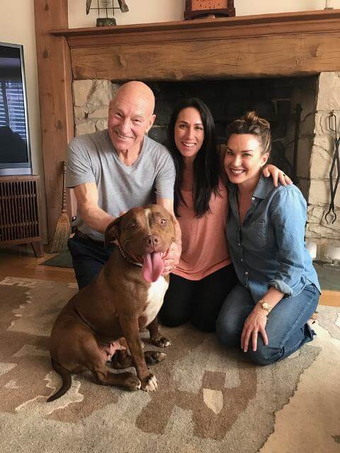 Stewart con su familia y su perra