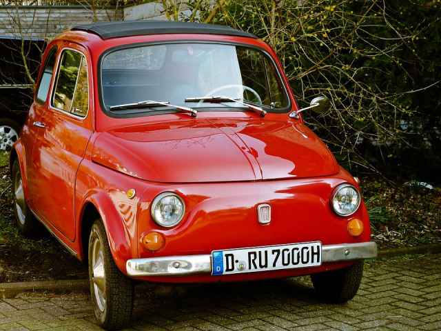Fiat 500 antiguo de color rojo
