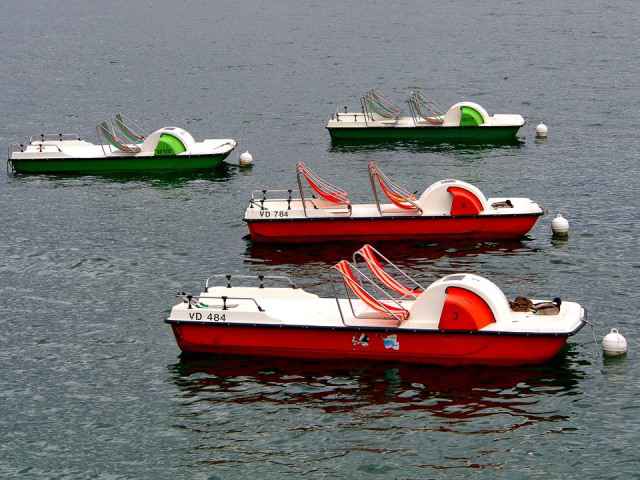 Barca de pedales de dos y cuatro tripulantes