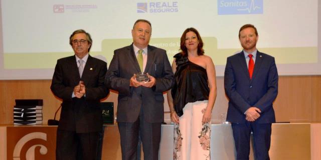 Premio entregado a los responsables de Reale en Granada en 2017 por el Colegio de Mediadores