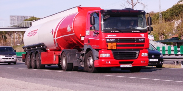 Camión de transporte de combustible DAF circulando en carretera