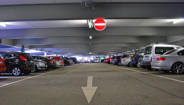 Parking público con coches aparcados