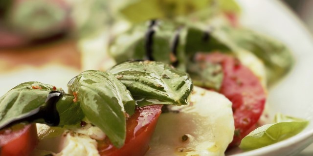 La ensalada es uno de los platos estrella para alimentarse bien este verano.