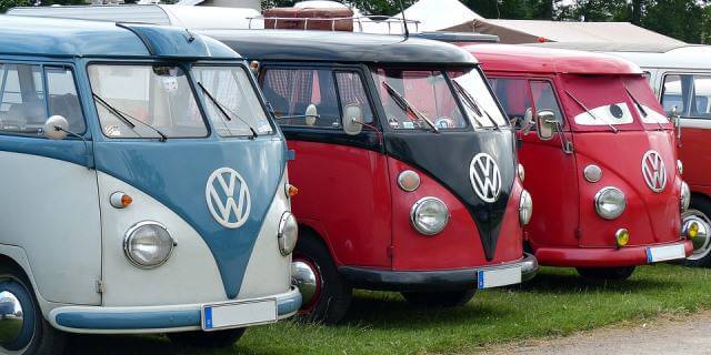 Varias Volkswagen T1 aparcadas en un camping.