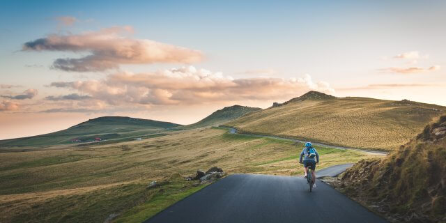 Hombre pedaleando en una ruta. Fotografía de David Marcu.