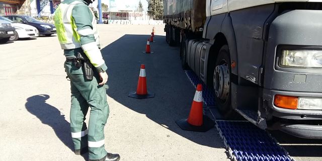 Agente de la Guardia Civil de Tráfico haciendo un control de camiones y autobuses