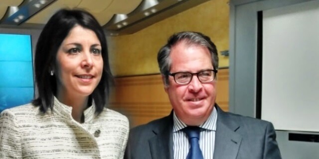 Anna González recibiendo la Medalla al Merito de la Seguridad Vial de manos del director de la DGT
