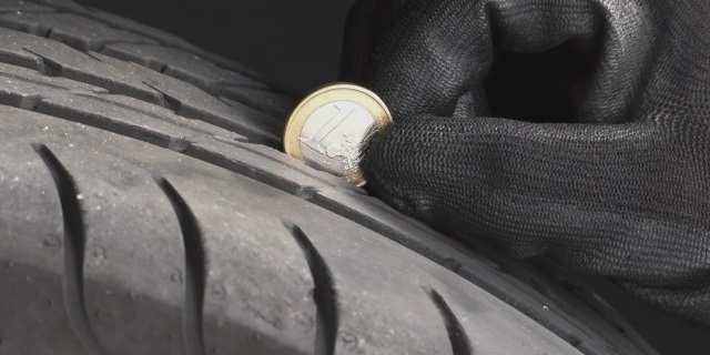Puedes utilizar una moneda de un euro como ésta para medir el dibujo del neumático y comprobar su desgaste