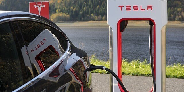 Coche electrico de la marca Tesla.