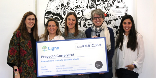 El equipo de RRHH de Cigna entrega el cheque solidario a la Fundación Unoentrecienmil