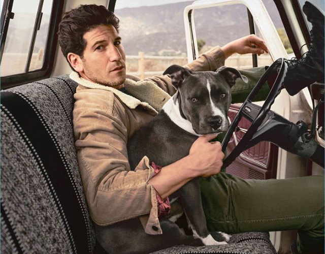 imagen de un hombre con un perro pit bull en un coche