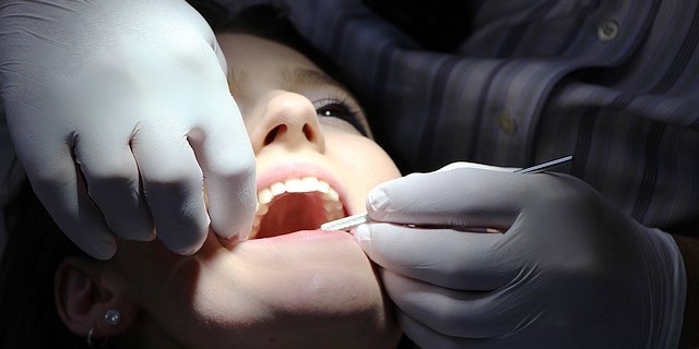 Es recomendable hacerse una limpieza dental una o dos veces al año.