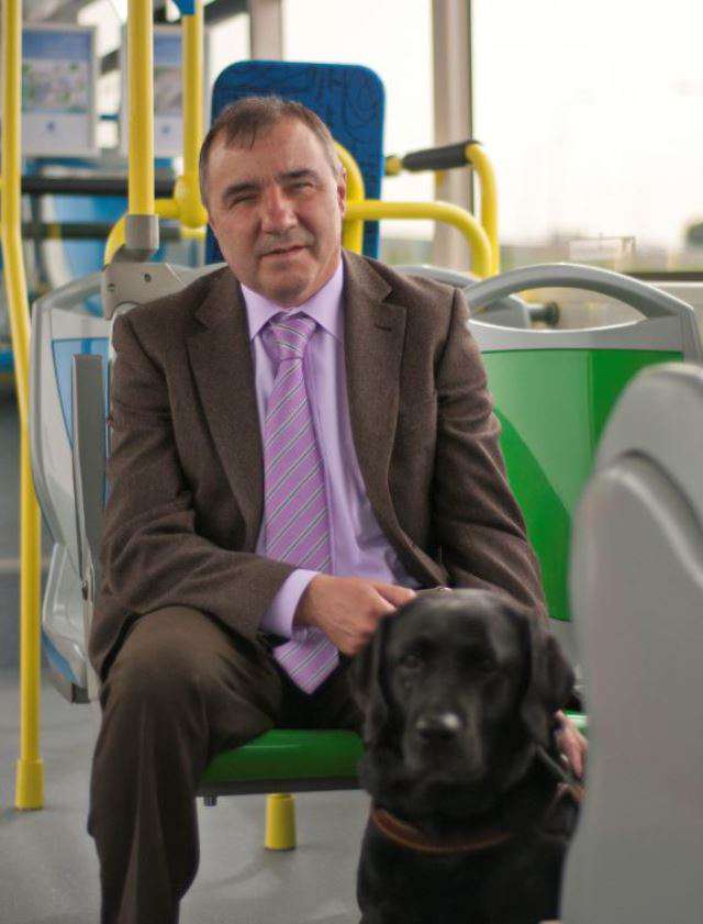 Perro subido a un bus con su dueño
