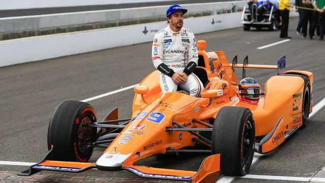 Fernando Alonso compitiendo en Indianápolis