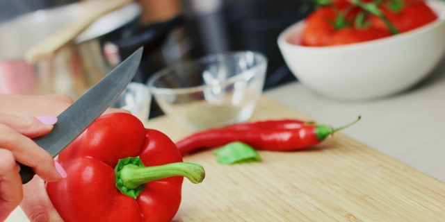 La listeria puede estar presente en alimentos como la verdura