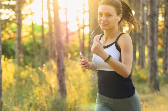 chica joven haciendo deporte running