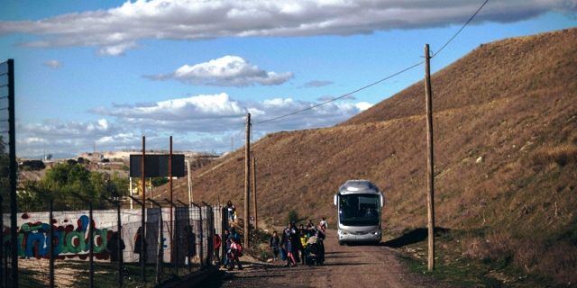 Mutua financia un bus para que jóvenes de la Cañada Real estudien
