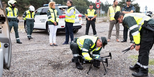 Guardia Civil de Tráfico con sus drones