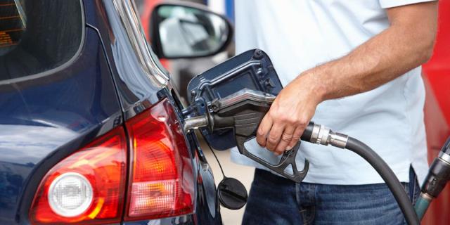 por qué es más caro el combustible en verano