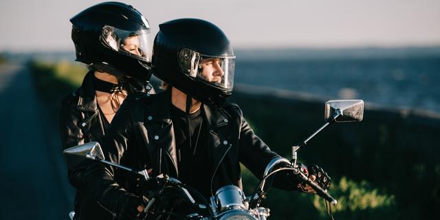 antiguos cascos de moto, que seguirán valiendo por el momento
