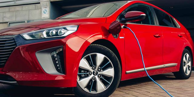 desde 2035 tampoco se permitirá matricular vehículos híbridos, sólo los eléctricos