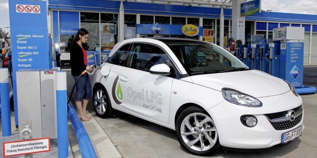 desde 2035 tampoco se permitirá matricular vehículos híbridos, sólo los eléctricos