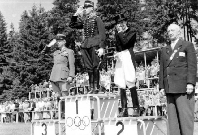 podio doma clásica Helsinki 1952, con Lis Hartel