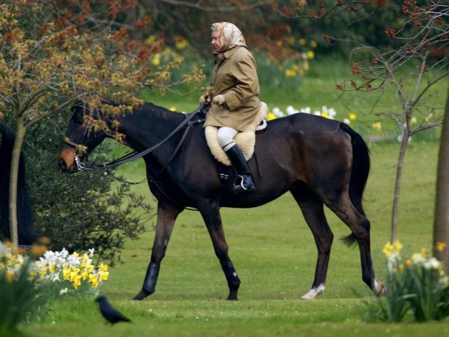 La Reina Isabel II montada a caballo