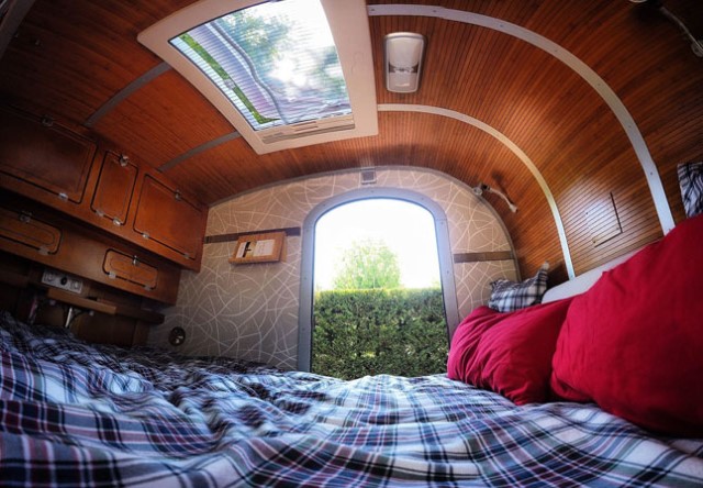 interior de una caravana caracol