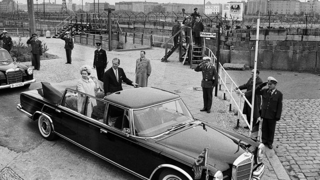 Reina Isabel II en un coche clásico