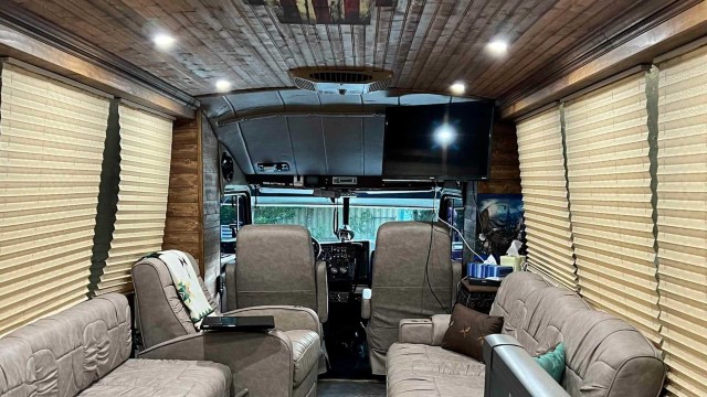 interior de la autocaravana gigante de Kingsley Coach