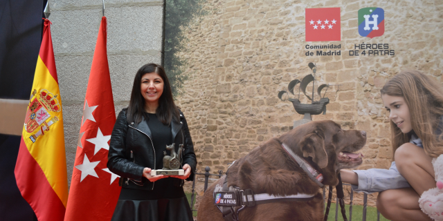 María Gómez, responsable de Marketing de Terránea, recibe el Premio Jubi de Héroes de 4 Patas