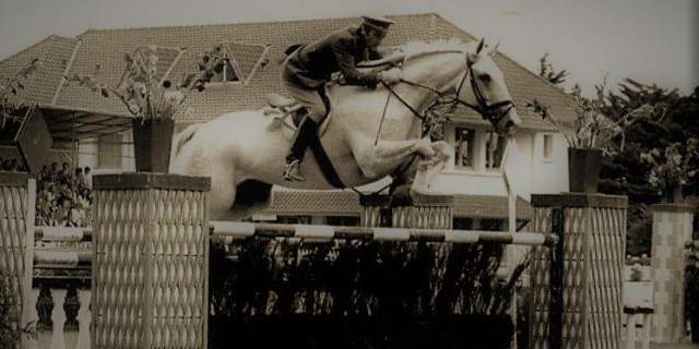 Enrique Martínez Vallejo salta a caballo