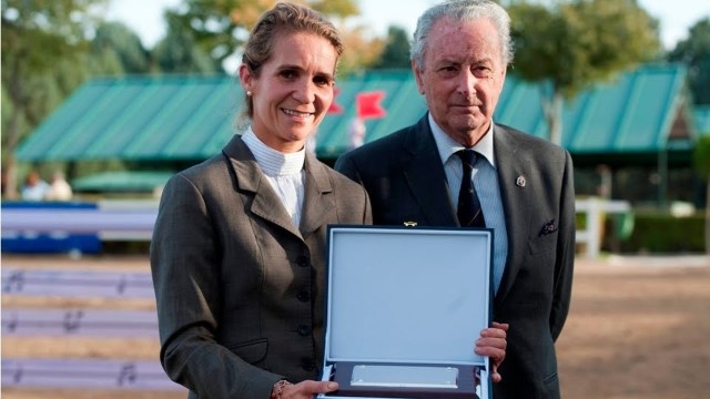 Martínez Vallejo recibe honores por su carrera como jinete