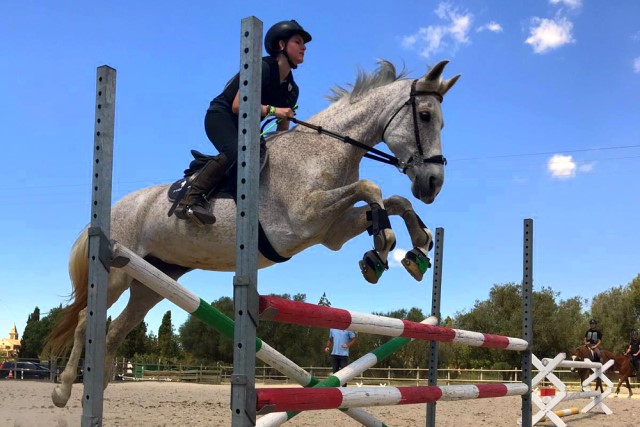 jinetes participando en competición de salto española