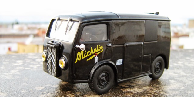 furgoneta Citroën con tracción delantera y neumáticos Michelin