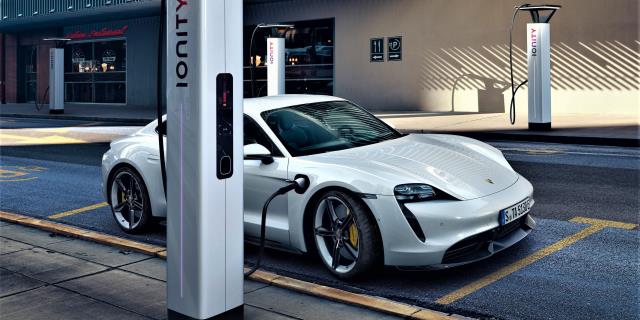 Por qué los españoles preferimos los híbridos a los eléctricos