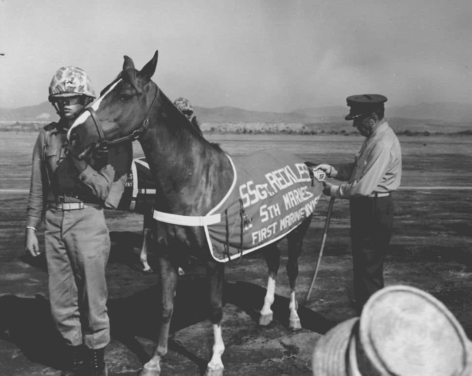 Reckless durante su ascenso a Staff Sergeant en Camp Pendleton en 1959